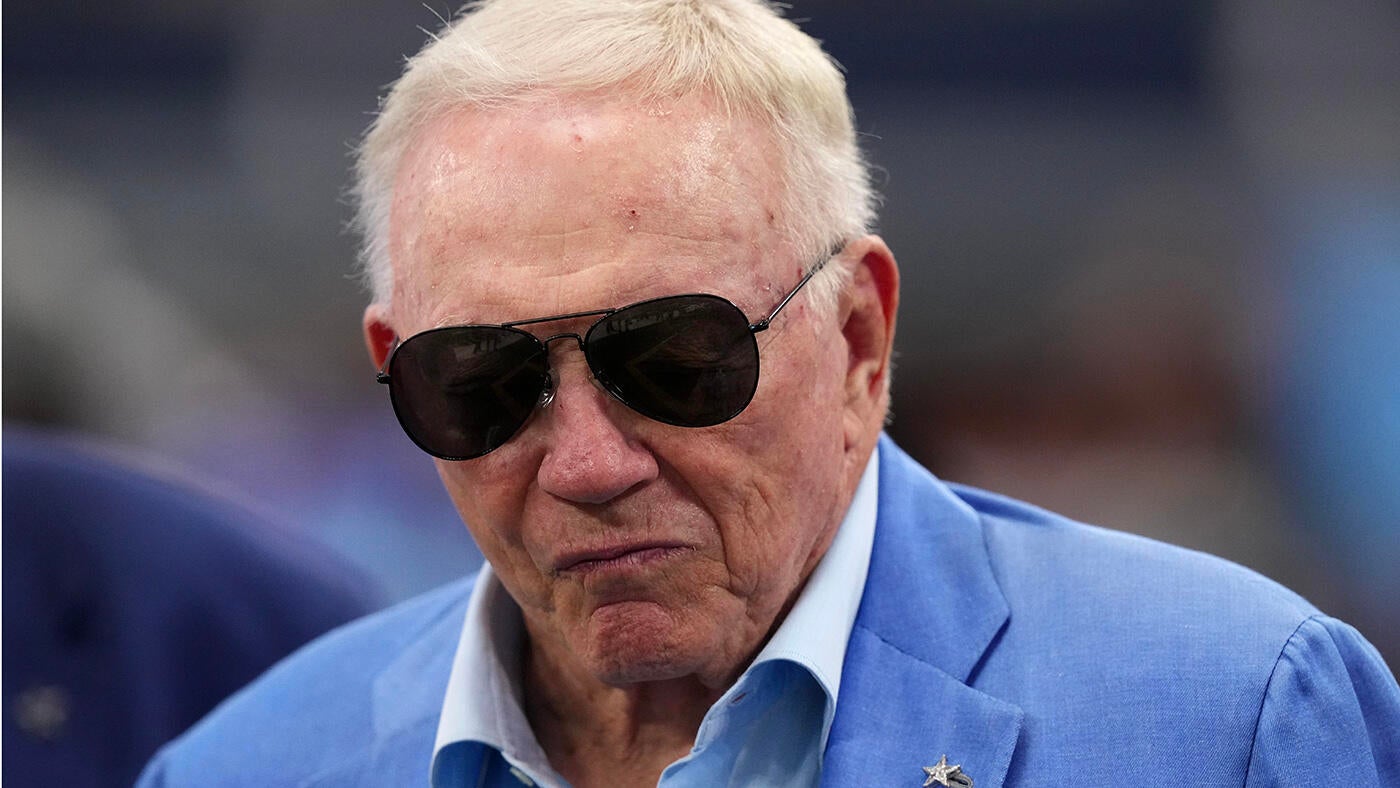 Jerry Jones at a press conference