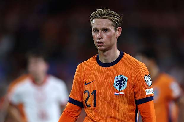 Barcelona suffer blow as 28-year-old star leaves national team camp with glute discomfort