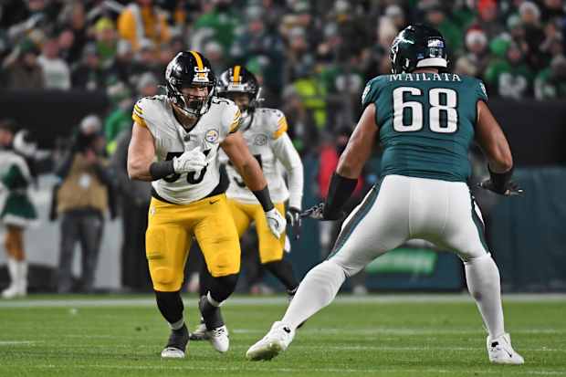 Alex Highsmith rushes against an offensive tackle